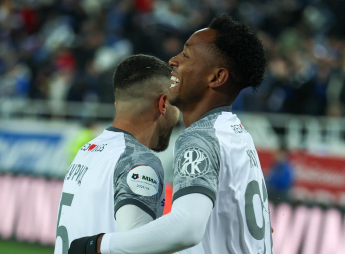 Краснодар завершил первый круг РПЛ лидером турнирной таблицы Действующий чемпион РПЛ Краснодар сыграл вничью с Балтикой в гостевом матче 15 го тура Игра в Калининграде закончилась со счетом 1 1 Гости открыли счет на третьей минуте забил Эдуард Сперцян Хозяева ответили через две минуты точным ударом Брайана Хиля В середине первого тайма защитник гостей Сергей Петров оступился получил травму и покинул поле на носилках Краснодар с 33 очками сохранил лидерство в турнирной таблице по итогам тура опередив ЦСКА 33 по дополнительным показателям У Балтики 28 очков и пятое место Балтика Подписаться на РБК Спорт