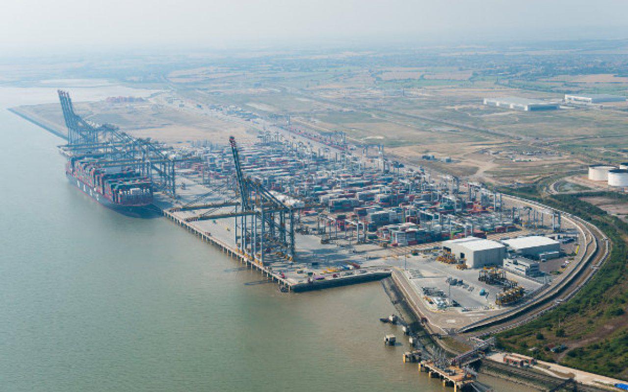 Порт London Gateway компании DP World расположенный на Темзе сообщил о значительном росте в 2025 году 52 роста перевалки контейнеров в 2025 году превысив 3 миллиона TEU Основной рост произошел благодаря судозаходам Gemini Maersk Hapag Lloyd которые перенесли свои операции из порта Феликстоу