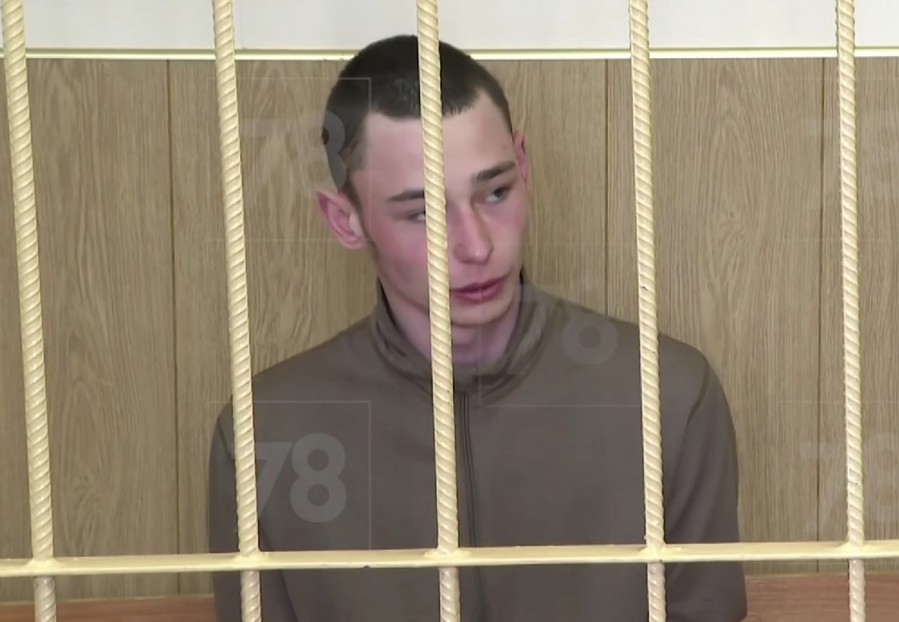 Дезертир из Ленобласти которого обвиняют в убийстве задерживавшего его полицейского признал вину и отказался от общения с адвокатом 1 й Западный окружной военный суд начал рассматривать дело 20 летнего контрактника Руслана Тимофеева передал корреспондент Бумаги Что важно знать 18 апреля 2025 года Тимофеев самовольно покинул часть в Каменке и несколько дней скрывался 23 апреля в лесу у Кингисеппа дезертир убил ножом лейтенанта полиции Дмитрия Семеновых Если бы я поехал в армию я бы тоже там умер Поэтому я особо не хотел туда возвращаться а он пытался вернуть говорил Тимофеев журналистам после задержания Что выяснилось на суде Тимофеев заключил контракт во время прохождения срочной службы Ранее еще будучи несовершеннолетним он провел 3 5 года в сланцевском Специальном учреждении закрытого типа из за нанесения телесных повреждений Три месяца из этого срока Тимофеев проходил лечение в Свирской психиатрической больнице Обвиняемый признал вину в полном объеме Общаться со своим адвокатом он отказался На вопрос суда о предложениях по дальнейшей мере пресечения Тимофеев ответил Никаких Арест обвиняемого продлили на три месяца Фото телеканал 78 Подписывайтесь на Бумагу и предлагайте новости