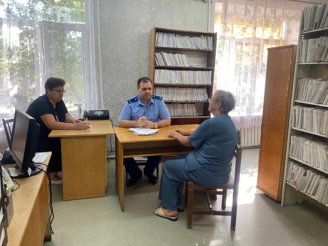 1  2  3   Прокурор Майнского района Равиль Надршин провел выездной личный прием граждан в отделении по Майнскому району ОГКУ социальной защиты населения Ульяновской области.    Во время общения граждан интересовали вопросы полноты назначения социальных пособий, правильности их расчета, возможности получения адресной помощи и иных мер социальной поддержки для различных групп населения.    По поступившим обращениям организованы проверки, по результатам которых будут приняты исчерпывающие меры прокурорского реагирования.