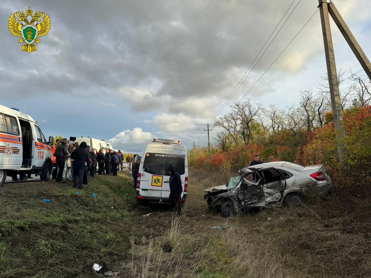 Автобус с детьми попал в аварию под Минводами водитель легкового авто погиб Авария произошла на 334 километре федеральной автодороги Кавказ Там 40 летний водитель Гранты сначала врезался в тросовое ограждение после чего столкнулся с пассажирским микроавтобусом Мужчина который был за рулём легкового автомобиля погиб В автобусе находилось 18 детей которые направлялись из села Крымгереевского Андроповского округа в город Лермонтова Четверо несовершеннолетних попали в больницу сообщили в УГИБДД по Ставропольскому краю Прокуратура проводит проверку в ходе которой будет дана оценка исполнению законодательства о безопасности дорожного движения о пассажирских перевозках а также о защите прав несовершеннолетних отметили в прокуратуре региона Подписывайтесь на нас во ВКонтакте и в Одноклассниках чтобы быть в курсе самых интересных новостей Кавказа Подписывайтесь на телеграм канал АиФ Северный Кавказ