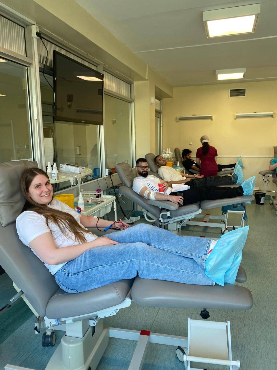 Добро по крови волонтеры Hadassah снова стали донорами Иностранные студенты медики которые приехали в Россию учиться нашли здесь еще один способ помогать став донорами крови Волонтёрский центр Hadassah организовал поездку в Отделение переливания крови НМИЦ сердечно сосудистой хирургии имени А Н Бакулева Более десяти будущих врачей сдали кровь для пациентов которые в этом нуждаются Для волонтеров компании это уже стало доброй традицией Они понимают что каждая такая акция это реальный шанс спасти чью то жизнь Ведь каждая порция донорской крови может оказаться решающей для пациента попавшего в беду Екатерина Глебова директор департамента по социальным проектам ГК Медскан Для нас крайне важно привлекать иностранных волонтеров медиков к такому социально значимому делу как донорство крови Это не только практический вклад в здравоохранение но и несомненно важный воспитательный момент Ребята на собственном опыте в стенах медицинского учреждения постигают ценность взаимопомощи и солидарности Они видят что их будущая профессия это не просто лечение а служение выходящее за рамки национальностей и культур Такие акции объединяют формируя настоящее международное сообщество врачей для которых главный приоритет человеческая жизнь   ГК Медскан