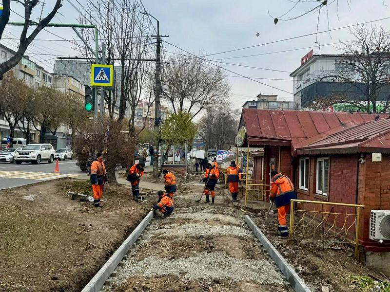 Дорожники муниципального предприятия «Содержание городских территорий» в среду завершили комплексный ремонт тротуара от дома № 68/1 до № 74б на улице Русской.    Здесь заменили разрушенный бортовой камень и пришедшее в негодность покрытие.   Сегодня муниципальная дорожная служба приступает к благоустройству следующего участка.    Это будет пешеходная зона в районе дома № 55б на улице Русской, а уже завтра планируют провести ремонтные работы вдоль дороги в районе Калинина, 49а.    Автовладельцев просят не парковать свой транспорт на данном участке с 8:00 до 18:00.  #ДорожныеРаботы