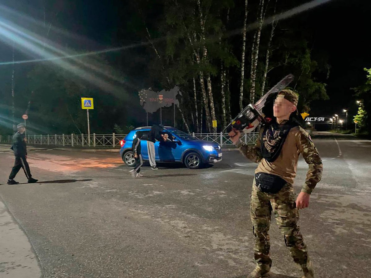 Зумеры устроили ночные гулянья с поджогами и хаосом на дорогах в посёлке Юный Ленинец Около 20 подростков ночью спилили деревья и подожгли их прямо на проезжей части, а также опрокинули полные мусорные баки у остановки «Юбилейная», сильно затруднив движение транспорта. Всё происходящее снимали на видео. НОВОСТИ и ТОЧКА! Подписаться