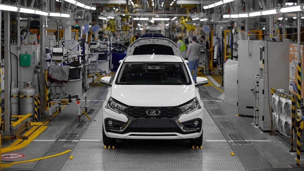 Дилерам Lada начали отгружать Искры питерской сборки О начале поставок автомобилей собранных на площадке Автозавод Санкт Петербург объявлено официально Объёмы отгрузок не называются но ранее сообщалось что автосалоны Северной столицы до конца года будут получать примерно по 20 машин в месяц В целом же завод рассчитывает собрать в 2025 м до 4 тысяч Искр В Санкт Петербурге Lada Iskra собирают из машинокомплектов которые поставляются из Тольятти Они состоят из уже окрашенного кузова силового агрегата компонентов шасси и салона всего порядка 1000 деталей autoruonline