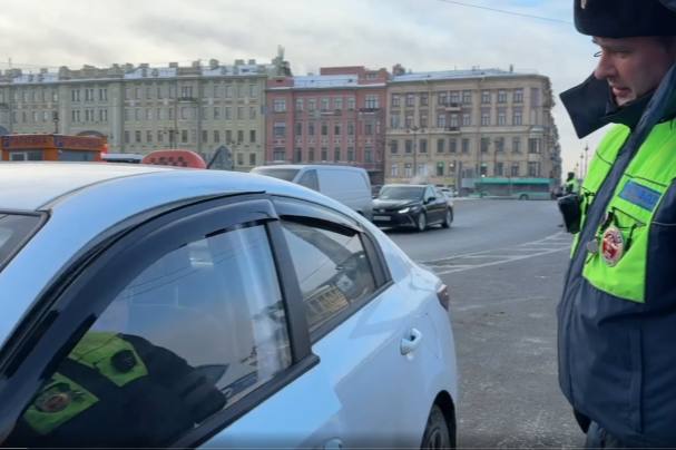 Полиция пристально изучила таксистов нелегалов в Ленобласти и Петербурге Изъято 300 машин Полиция в ходе масштабного рейда Нелегальное такси зафиксировала примерно 2 тысячи административных правонарушений Около 400 случаев это работа без разрешительных документов Больше всего нарушений зафиксировано во Фрунзенском и Приморском районах Петербурга Изъяли порядка 300 автомобилей Кроме того в рамках проверки были выявлены 62 факта нелегальной работы иностранцев в такси Все 62 мигранта привлечены к ответственности о незаконной трудовой деятельности Им грозят штрафы и выдворение из России Кроме того полиция составила еще 82 административных материала за нарушения правил въезда и пребывания в стране TodaySPb   Новости GradSPb   Места СПб