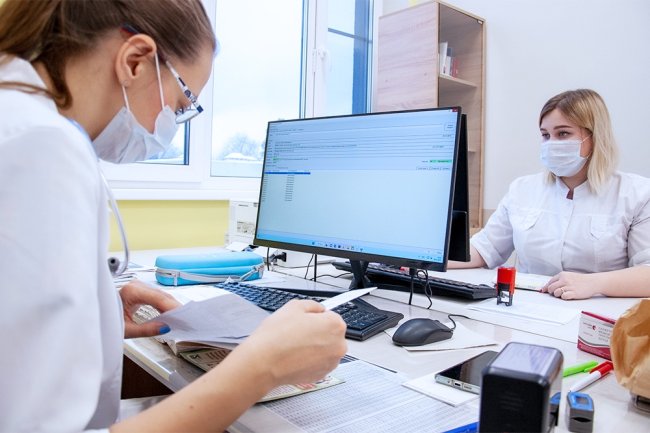 В Минздраве планируют изменить порядок выдачи листков нетрудоспособности Соответствующий проект приказа уже размещен на портале проектов нормативных правовых актов Так в случае принятия решения о выдаче нетрудоспособности россиянину который за шесть месяцев предшествующих дате фактического обращения признавался нетрудоспособным как минимум четыре раза его медицинская документация будет направляться на рассмотрение врачебной комиссии Она будет решать вопрос о продлении листка нетрудоспособности При этом изменения не затронут случаев выдачи листков нетрудоспособности при беременности по уходу за больным членом семьи в случае получения медицинской помощи при социально значимых заболеваниях и заболеваниях которые требуют медицинской помощи методом заместительной почечной терапии   Аналогичный проект приказа Минздрав опубликовал в июне 2025 года Сейчас же в него внесены юридико технические изменения пишет ТАСС со ссылкой на министерство Фото ТАСС Подписаться на Российскую газету в Читать нас в MAX