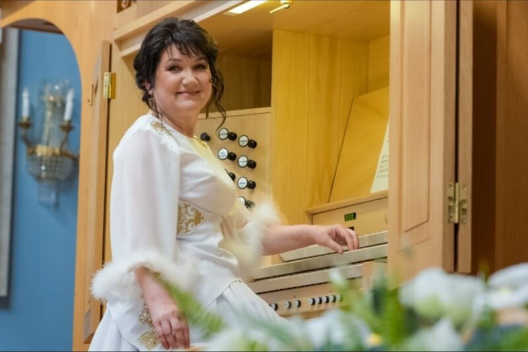 Челябинская органистка Лариса Тимшина стала лауреатом российской премии Органист года Она стала победительницей в номинации Самая оригинальная и концептуальная программа Всего в Кафедральном соборе Калининграда наградили восемь органистов из Челябинска Петербурга Перми Казани Новосибирска Красногорска Кондопоги а также из Нидерландов Подпишись Поделись новостями