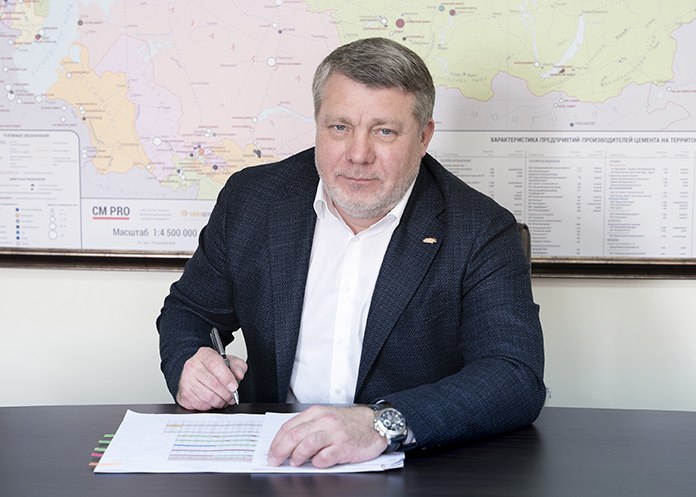Геннадий Рассказов, «Сибирский цемент»: «Летний пик спроса не компенсирует общее падение»:  — В 2024 году емкость цементного рынка макрорегиона  напомню, мы рассматриваем Сибирь в ее прежних границах, то есть с учетом Бурятии и Забайкалья  сократилась на 2% к уровню 2023-го — до 6,7 млн тонн. Сегодня отрицательная динамика сохраняется: по итогам пяти месяцев потребление упало на 8,3% к уровню января-мая прошлого года. Негативные тенденции усиливаются практически по всей Сибири, хотя ситуация в разных регионах отличается. Например, в Хакасии спрос в первые пять месяцев снизился на 29% к аналогичному показателю 2024-го, в Иркутской области — на 7,7%, в Новосибирской — на 11%. В то же время рынок Бурятии показал рост на 4,7%.  — Потребление цемента в Сибири падает на фоне растущего ввода жилья: по расчетам аналитиков ДОМ.РФ, с января по апрель в СФО он вырос на 20,3% к первым четырем месяцам 2024-го. Чем это объясняется?  — Прежде всего тем, что сейчас в эксплуатацию вводится жилье, возведение которого началось в предыдущие годы, а большого объема цемента на завершающих стадиях строительства не требуется. Но и таких квадратных метров все меньше. Посмотрев статистику того же ДОМ.РФ за апрель текущего года, мы увидим снижение объема ввода жилья к апрелю 2024-го в СФО на 0,2%, в целом по РФ — на 7,4%. Кроме того, рост показателя за четыре месяца обеспечило индивидуальное жилищное строительство, а объем ввода многоквартирных домов, при возведении которых потребляется намного больше цемента, упал на 23%. Полный текст интервью по ссылке