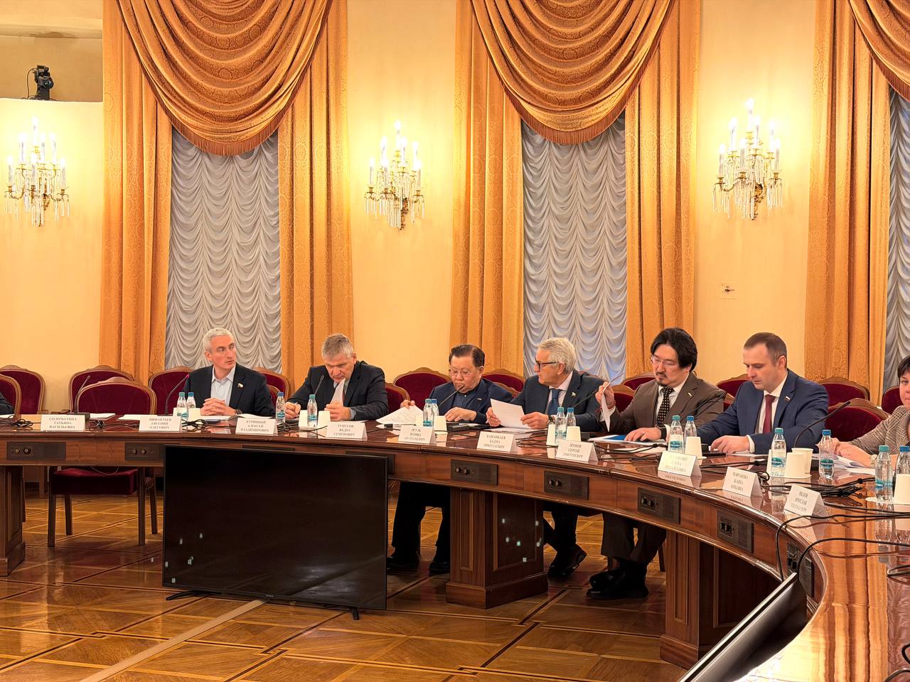 Комитет по охране здоровья рекомендовал Государственной Думе принять в I чтении проект о передвижных аптеках Как пояснил в ходе заседания Комитета по охране здоровья заместитель Председателя Комитета Евгений Нифантьев эксперимент с передвижными аптечными пунктами продлится три года с 1 июня 2026 года по 1 июня 2029 года В эксперименте сможет принять участие любой субъект Российской Федерации за исключением городов федерального значения уточнил Евгений Нифантьев Комитет По Охране Здоровья