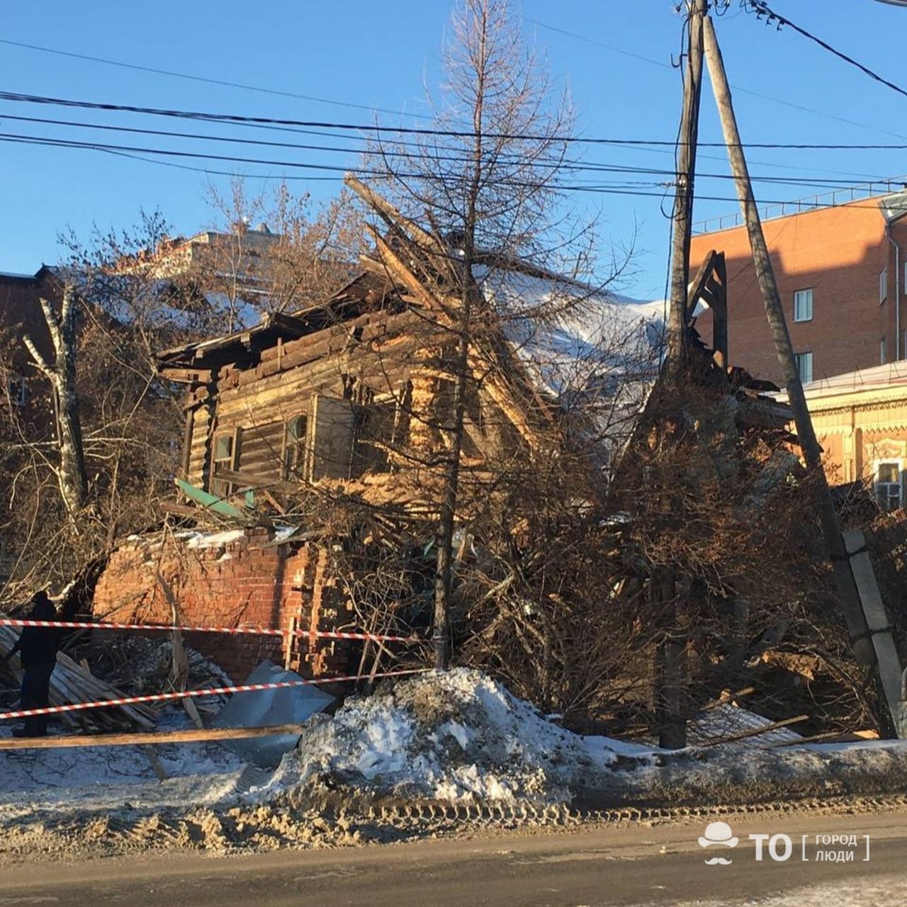 В Томске начался разбор старинного двухэтажного деревянного здания на ул. Кузнецова, 33. Его восстановление запланировано на следующий год по муниципальной программе «Дом за рубль».  Демонтаж части здания предусмотрен проектом и является одним из этапов. Перед началом работ подрядчик произвел обмеры, снял исторический декор. Дальше разбор объекта будет идти вручную. Часть исходных бревен арендатор обязан сохранить и использовать в процессе восстановления.  «Сейчас закончился, условно говоря, грубый этап, он всегда очень болезненный, и со стороны это выглядит варварством. Но в данной ситуации другого выхода не было — аварийное здание буквально падало на соседний дом, а организовать более аккуратный разбор, чтобы при этом не придавить разбирающих, не было возможности из-за стеснённости земельного участка», — сообщил председатель комитета сохранения исторического наследия Никита Кирсанов.