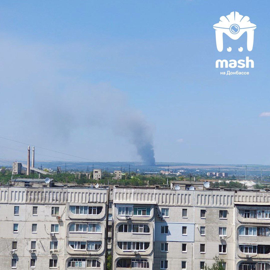 Горит полигон с твёрдыми бытовыми отходами рядом с Александровском. Частично очаг уже локализовали. Спасатели стараются сбить открытое пламя, чтобы было меньше выброса вредных веществ. Причиной уже назвали жаркую погоду и сильный ветер.