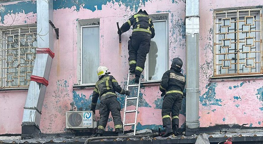Стала известна предварительная причина сегодняшнего пожара в кафе  Сигнал о возгорании поступил на пульт диспетчера в 13:05.  По словам заявителя, одноэтажная пристройка к двухэтажному шлакоблочному зданию была адаптирована под халяль-кафе. Именно там загорелся дымоход.  Боевые расчёты третьей пожарно-спасательной части МЧС России были на месте через шесть минут. К этому моменту весь персонал и посетители кафе успели покинуть помещение, сообщили "ЧП Камчатка" в ГУ МЧС. В результате возгорания повреждена металлическая труба дымохода.  Пострадавших и погибших нет.   Предварительная причина пожара — загорание горючих материалов  масла  в результате теплового воздействия  тлеющих углей  на поверхность металлической трубы.