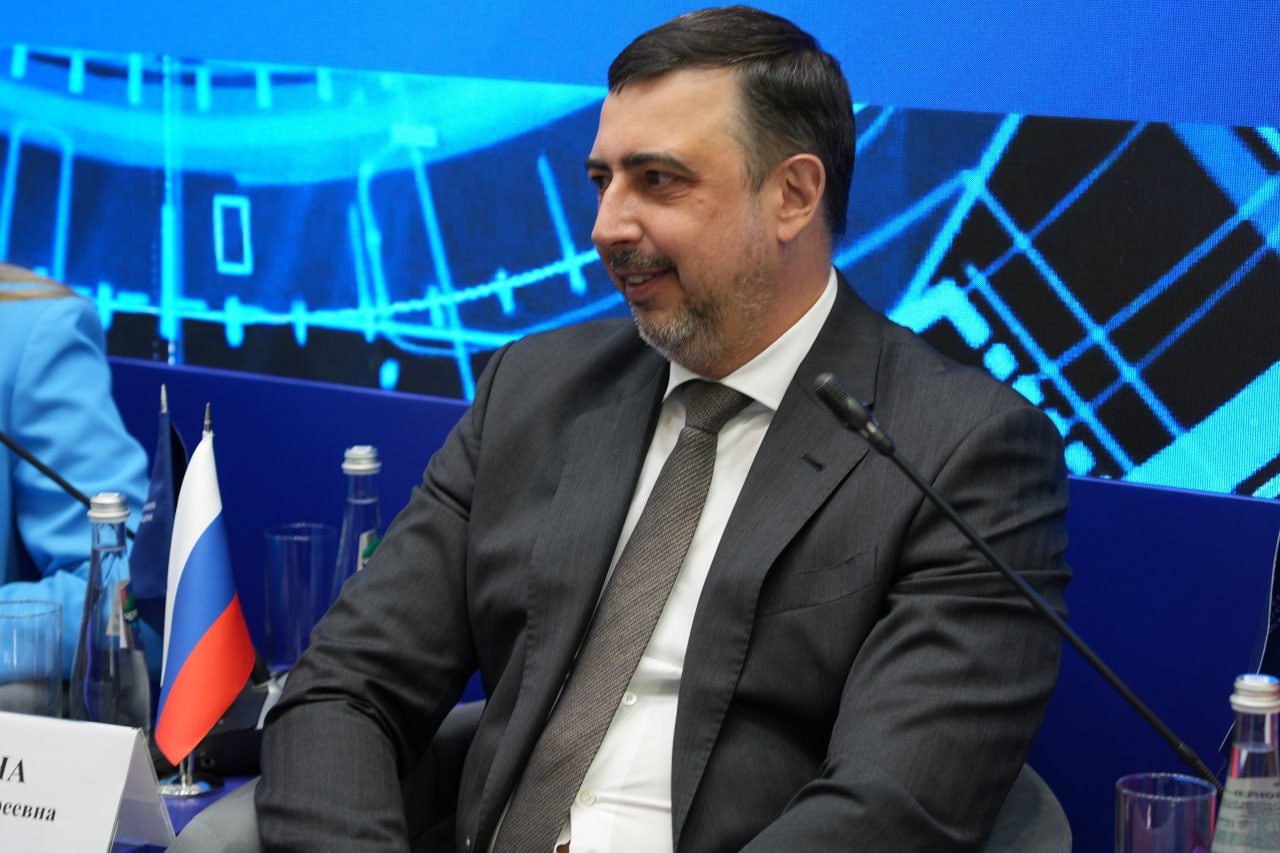 #пмэф И.о ректора СФУ Максим Румянцев выступил на Петербургском международном экономическом форуме. Опытом продвижения российского образования за рубежом он поделился на секции «Русский язык как фактор успешной карьеры иностранных выпускников». Максим Валерьевич рассказал, какими принципами относительно международного сотрудничества руководствуется СФУ в информационной политике, что вуз предлагает иностранным абитуриентам и какие медиапроекты университета для студентов-иностранцев недавно «выстрелили». «Для нас было принципиально важным выйти на международный рынок и быть конкурентоспособными. Мы открыли подготовительные курсы для иностранных студентов по пяти профилям, проходя которые, абитуриенты понимают, где они потенциально могут учиться дальше. Кроме того, у университета достаточно успешный опыт корпоративной подготовки иностранных студентов по заказу индустриальных партнёров, и надо сказать, практически все иностранцы учатся хорошо и доходят до защиты диплома», — отметил Максим Румянцев.