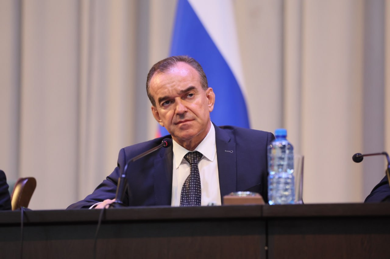 Вениамин Кондратьев встретился с жителями Ленинградского муниципального округа Губернатор Краснодарского края обсудил с активом муниципалитета произошедшие изменения и актуальные проблемы. Общение провели в Центре творчества и искусства ст. Ленинградской. – Мы встречались с активом района два года назад, обсуждали проблемы, находили их решения. За это время Ленинградский район получил статус муниципального округа. Такие изменения призваны повысить эффективность системы управления, открыть новые возможности для привлечения средств из краевого и федерального бюджетов. Самое главное, чтобы перемены к лучшему были заметны самим жителям. Основу экономики муниципалитета составляет агропромышленный комплекс. Люди трудятся на полях и производствах, тем самым развивают экономику района, делая успешным весь край. Важно, чтобы вы были активными и конструктивными. Давайте вместе посмотрим, что еще необходимо сделать, чтобы жизнь стала более комфортной, – сказал Вениамин Кондратьев.