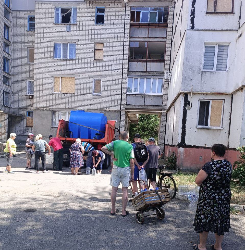 В Таврийске продолжается подвоз питьевой воды для жителей Работники Новокаховского ТПУ таврийского участка ежедневно обеспечивают население жизненно важным ресурсом. Сегодня, 15 июля, с 8:00 до 15:30 бригада водоканала осуществляла комплекс мероприятий по обеспечению водой. Предварительно провели заправку резервуаров, предназначенной для дальнейшего подвоза населению Таврийска. Согласно графику, питьевую воду можно было набрать на улицах Портовая, Восточная, Молодежная и Гайдара.