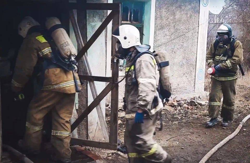 В Кировске на пожаре погиб пенсионер    Сегодня в 7:40 утра в Кировске спасателям поступил вызов с улицы Стаханова. Там горел жилой дома.  - На место пожара прибыли подразделения 20-й и 47-й пожарно-спасательных частей. По прибытии огонь уже охватил одну из комнат в жилом доме, - рассказали в МЧС России.  В жилище сотрудники МЧС обнаружили 63-летнего мужчины, он уже не подавал признаков жизни. На тушение пожара ушло больше трех часов. Огонь уничтожил одну из комнат, шесть окон и часть крыши. Причина пожара пока не установлена.