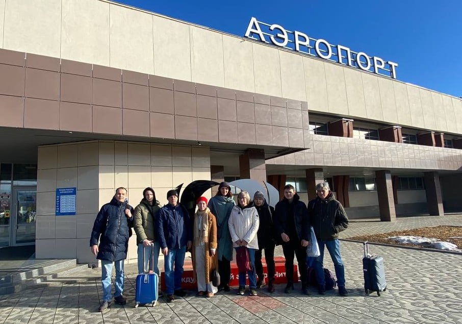 ‍ Сразу 10 специалистов Уральского института музейных проектов приехали из Екатеринбурга в Читу для монтажа экспозиции на площадке этно-археопарка «Сухотино».  С марта этого года длилась кропотливая работа над разработкой концепции будущей экспозиции, и уже скоро они будут установлены в музее парка.   Фура с экспонатами вчера приехала в наш город, а рассмотреть фигуры поближе можно здесь:     Фото предоставила Наталья Викулова