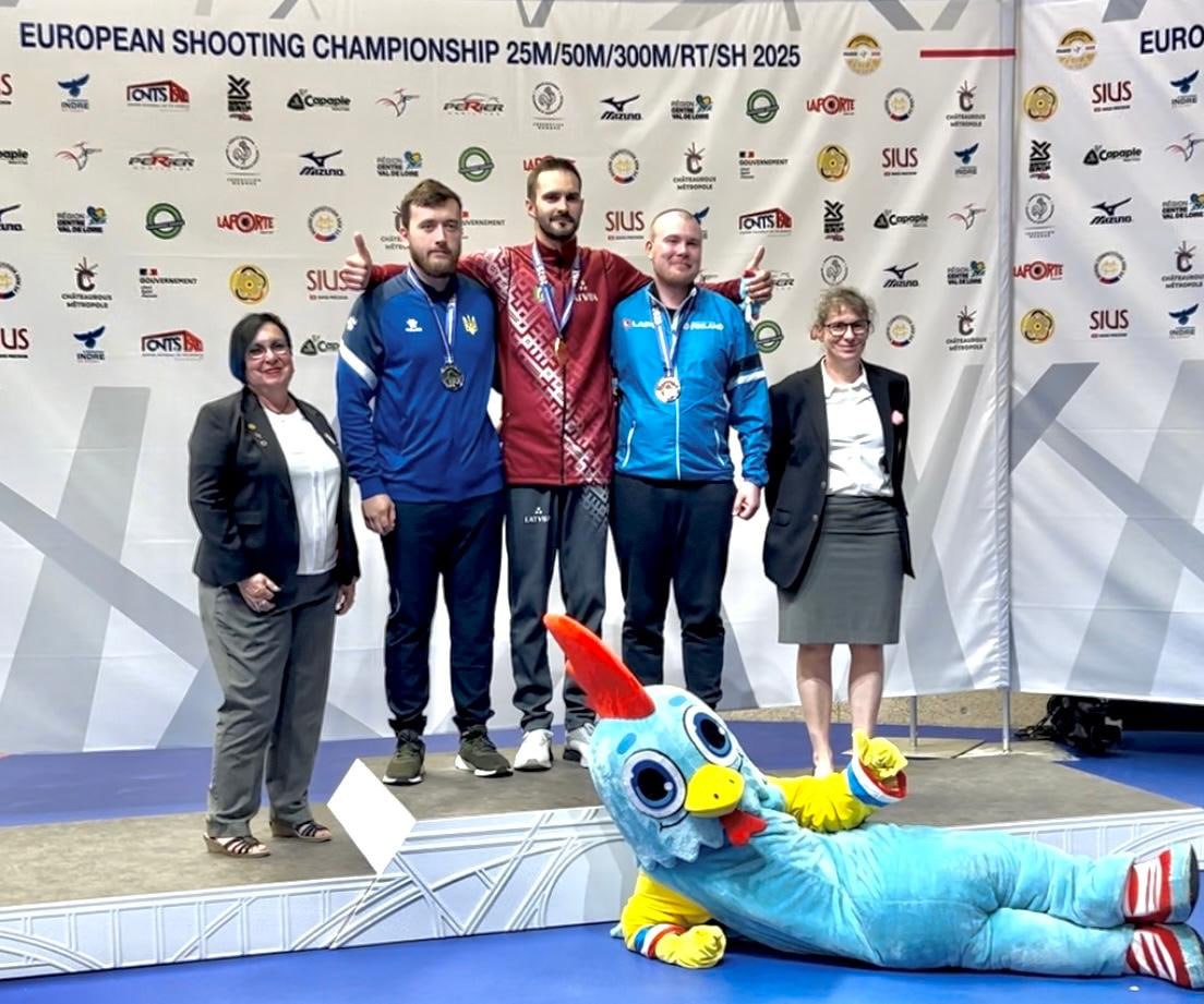 Латвиец завоевал золото на чемпионате по стрельбе Латвийский стрелок Лаурис Страутманис завоевал золотую медаль в стрельбе из мелкокалиберного пистолета на дистанции 25 метров по цели с черным кругом на чемпионате Европы во Франции. В командных соревнованиях латвийские стрелки Страутманис, Эрнестс Эрбс и Рихардс Зорге заняли второе место, уступив лишь украинским стрелкам.