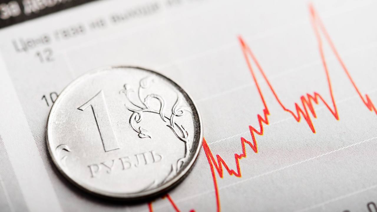 Финансист предрек неизбежное ослабление рубля летом. Летом произойдет ослабление рубля до 85-95 за доллар. Об этом рассказал эксперт банковского рынка Андрей Бархота в беседе с агентством «Прайм». Специалист отметил, что ослабление произойдет независимо от рыночной конъюнктуры и санкционной проблематики.