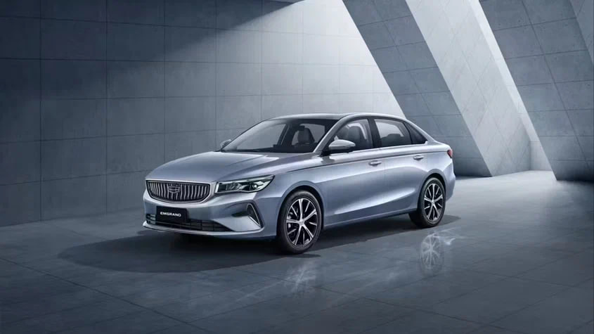 В России отзовут 17 7 тысячи седанов Geely Emgrand На автомобилях выявили риск повреждения топливного бака расположенный в крышке заливной горловины вентиляционный клапан может работать некорректно создавая в системе отрицательное давление Из за этого детали топливного насоса могут касаться внутренней поверхности топливного бака и повредить его Кампания распространяется на Geely Emgrand реализованные в период с 1 ноября 2023 года по настоящее время На всех отзываемых автомобилях проверят и при необходимости заменят крышку заливной горловины Кроме того будет инспектировано состояние топливного бака который также заменят в случае повреждения его или отдельных компонентов autoruonline
