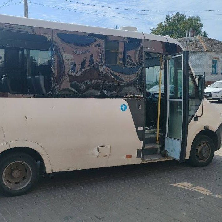 В Грайвороне при атаке дрона ранены три женщины. Пострадавшие самостоятельно обратилась в больницу, где у них диагностировали баротравмы. По информации губернатора, кроме здания аптеки и трёх автомобилей также повреждён автобус. Подписаться на «Пепел»