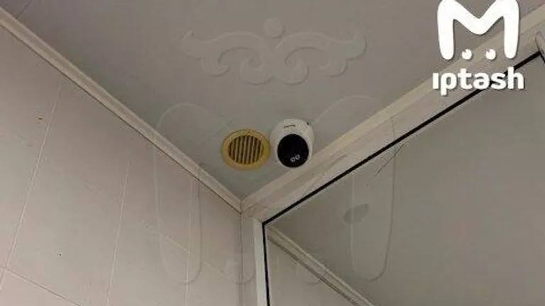 В казанской школе уберут камеры из мужского туалета после жалоб Управление образования Казани потребовало от администрации школы 18 демонтировать муляжи камер видеонаблюдения в мужском туалете до конца дня Информация о камерах появилась в соцсетях однако в управлении уточнили что это были лишь муляжи установленные для профилактики порчи имущества и курения Школа пообещала отказаться от таких методов и сосредоточиться на воспитательной работе и разъяснениях для учеников и родителей Подписаться Сообщить новость   Вести Татарстан в MAX