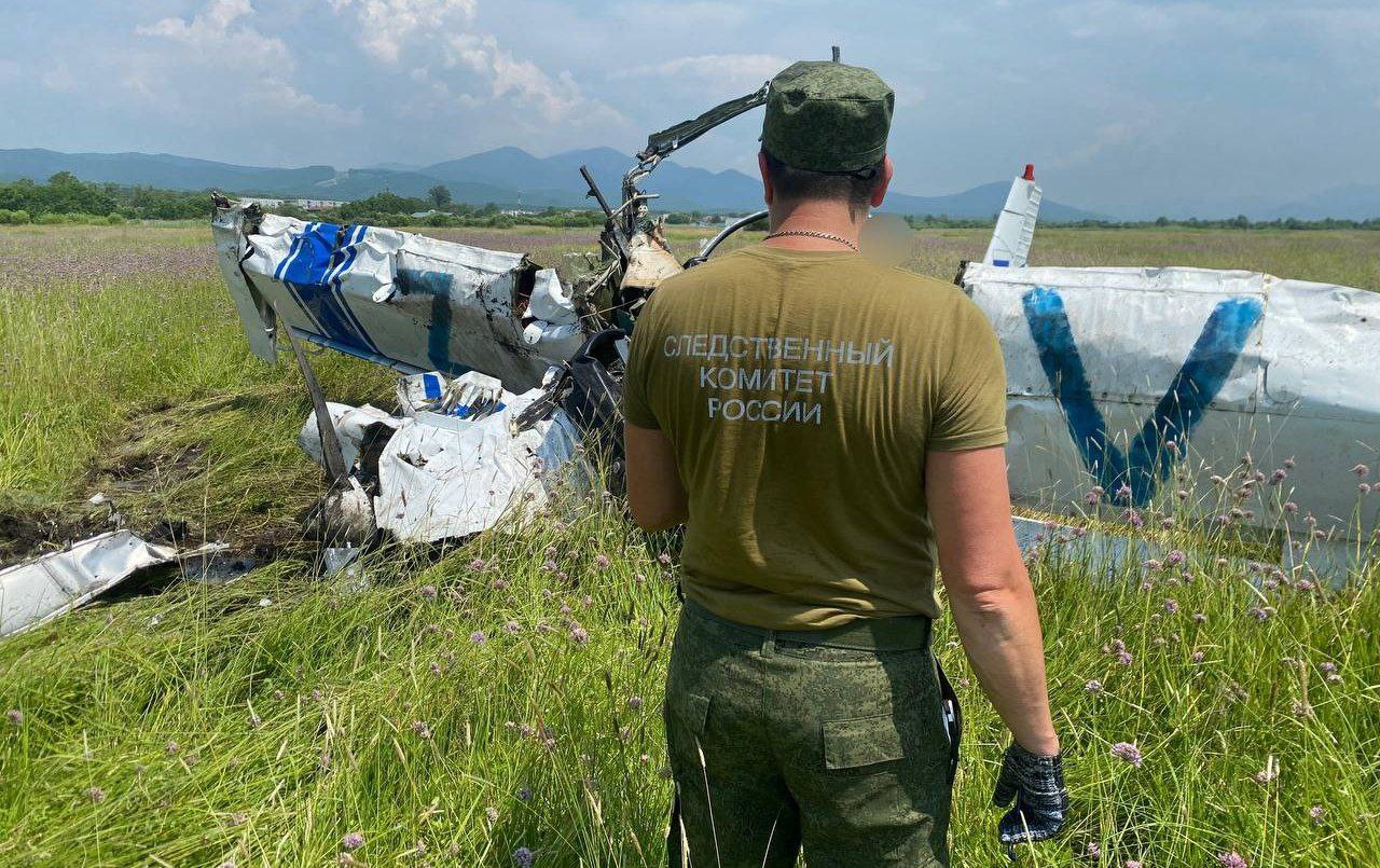 На аэродроме Новонежино сегодня произошло крушение легкомоторного самолета. Пилот погиб на месте. Следователи и следователи-криминалисты следственного управления работают на месте происшествия, проводят комплекс следственных действий, направленных на установление всех обстоятельств произошедшего.