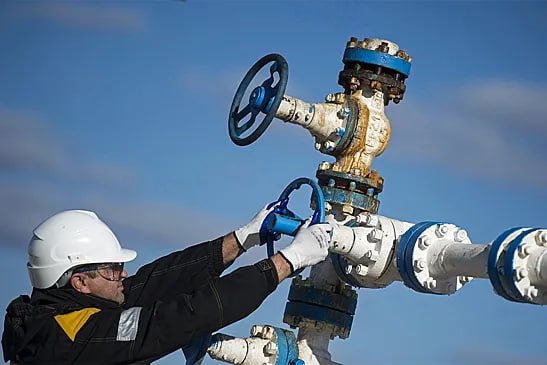 Канадская компания Central European Petroleum обнаружила в Польше новое месторождение нефти и природного газа. Об этом пишет польское агентство печати со ссылкой на пресс-релиз компании. Месторождение открыли на скважине Wolin East 1 в Балтийском море. Глубина скважины составляет более двух тысяч метров. Специалисты компании заявили, что месторождение содержит 22 млн тонн сырой нефти, 5 млрд кубометров товарного газа.
