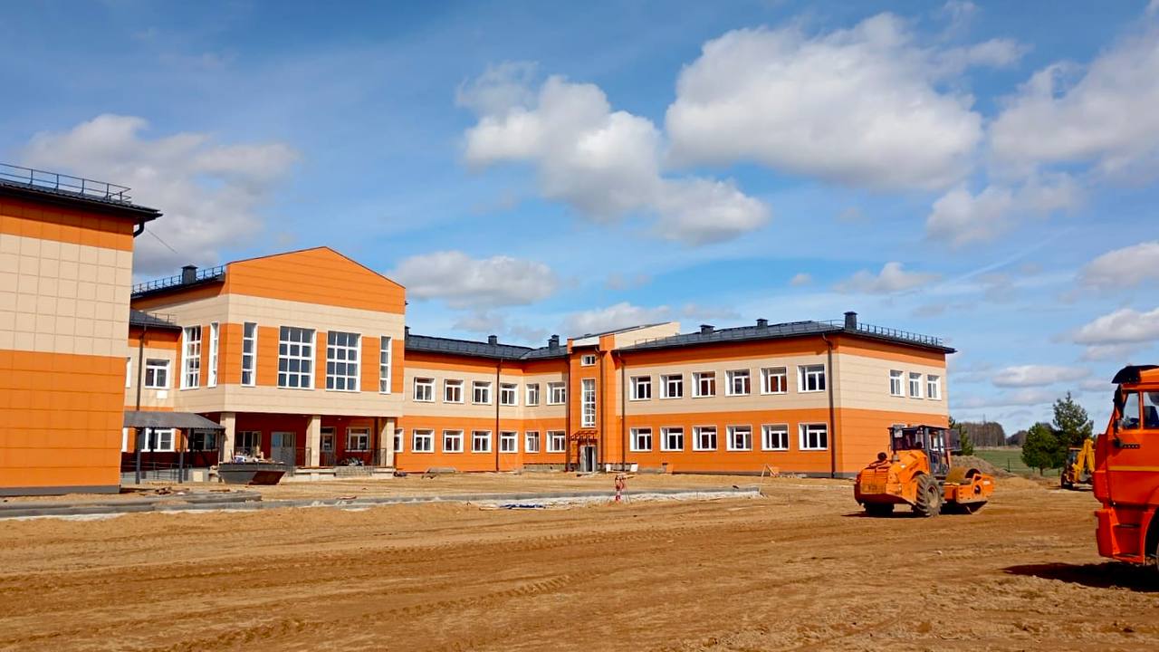 Завершено строительство школы в поселке Заволжье Ярославского округа. Сейчас она проходит экспертизу для ввода в эксплуатацию, после чего сможет принять до 350 учеников. Работы проведены по госпрограмме «Комплексное развитие сельских территорий» федерального проекта «Современный облик сельских территорий». Объем финансирования превысил 530 миллионов рублей. Проект застройки оригинальный и комплексный. Само здание имеет сложную форму, состоит из нескольких блоков, современное, технологичное. Вокруг школы – большая спортивно-игровая зона с универсальными, баскетбольными и волейбольными площадками, футбольным полем, беговыми дорожками. Организована парковка для школьных автобусов. Школу очень ждут жители поселка и ближайших населенных пунктов. Уже 1 сентября она откроет двери для учеников. В регионе идет строительство еще трех образовательных учреждений – двух в Ярославле и дополнительного корпуса в Угличе. Новая школа появится и в поселке Красный Бор.