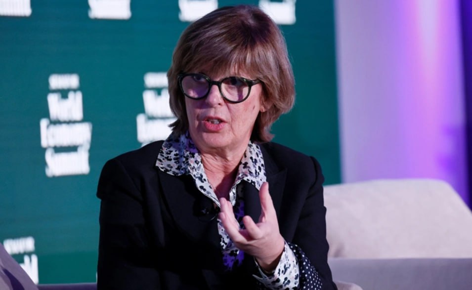 Глава брюссельского клирингового дома Euroclear Валери Урбен назвала нереалистичным план Еврокомиссии по принудительному изъятию замороженных активов России в его нынешне виде для помощи Киеву Депозитарий готов оспорить предложение ЕК в суде для своей защиты от банкротства в случае ответных мер Москвы Об этом глава Euroclear предупредила в интервью бельгийскому телеканалу RTBF Очень надеюсь что до этого суда не дойдет Но конечно нам придется использовать все возможные средства чтобы продолжать защищать Euroclear По ее словам международное право позволяет блокировать но не экспроприировать активы других стран Урбен подчеркнула что Центробанк России разместил в Euroclear деньги народа которые придется когда нибудь возвращать Если Россия расценит этот кредит на восстановление предоставленный Украине как конфискацию своих активов она не будет бездействовать Кроме Euroclear мишенью для экономических и судебных контрмер со стороны Москвы может стать и Бельгия где депозитарий находится предупредила его глава Фото Paul Morigi Getty Images РБК в Telegram и MAX