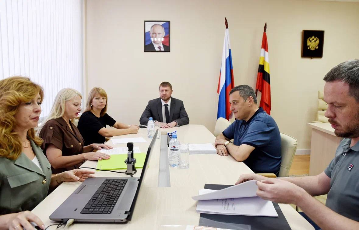 Александр Хинштейн представил сенаторскую тройку от Курской области Врио губернатора Курской области Александр Хинштейн определился с кандидатами на пост сенатора от региона. В избирательную комиссию подан список из трех претендентов, один из которых заменит действующего сенатора Алексея Кондратьева — тот в новом списке не значится. Новые фигуры в «сенаторской тройке» — олимпийская чемпионка Евгения Ламонова, командир «Барс-Курск» генерал-майор Игорь Чечулин и директор одного из ключевых предприятий региона НПО «Электроагрегат» Николай Шевченко. Состав предложенной Александром Хинштейном тройки уже вызвал живой интерес наблюдателей: каждый из кандидатов представляет собой разный политический и ресурсный вес. Евгения Ламонова — олимпийская чемпионка по фехтованию, в последние годы активно участвовала в общественно-политической жизни региона: была депутатом облдумы и занималась развитием спортивных проектов. За ее кандидатурой, как отмечают эксперты, стоит, прежде всего, имиджевая составляющая, поддержанная влиянием крупных федеральных спортивных спонсоров, работающих в регионе. Игорь Чечулин — генерал-майор и командир регионального отряда «Барс-Курск», ранее служил в Росгвардии, где, по словам самого Хинштейна, их пути пересекались. Его кандидатуру можно охарактеризовать как баланс между силовым и политическим ресурсом. Участие в спецоперации придает его заявке дополнительный вес. Николай Шевченко — опытный депутат Курского городского собрания и генеральный директор НПО «Электроагрегат», связанного с оборонной промышленностью. Хотя он редко появляется в публичном пространстве, его фигура воспринимается как влиятельная в коридорах региональной власти.