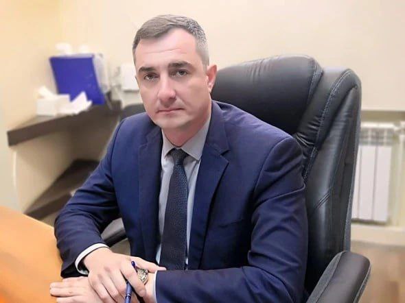 Экс главу Приморского эко оператора обвиняют в полумиллионных растратах Бывший руководитель КГУП Приморский экологический оператор Андрей Боровский полгода выплачивал зарплату жителю Владивостока который фактически не работал Ущерб от этой схемы составил около 650 тысяч рублей Суд арестовал имущество фигурантов на сумму многократно превышающую размер растраты Оба задержаны в мае и находятся под стражей Дело демонстрирует креативный подход к освоению бюджетных средств в сфере призванной обеспечивать экологическую безопасность региона Подпишись на ПРИМОРЬЕ LIVE