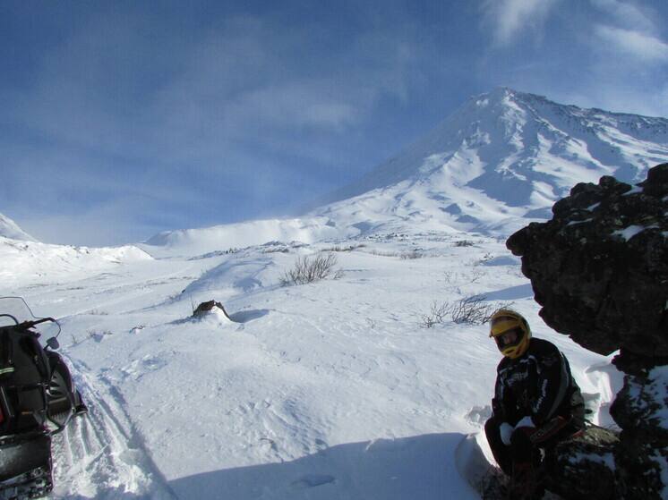 Участок трассы в Усть Камчатском округе Камчатки закрыли для всех из за сильной метели На дороге снежные заносы и плохая видимость МЧС просит воздержаться от поездок Где именно Это участок дороги между рыбоконсервным заводом и аэропортом Крутоберегово Причина там пурга Подписаться Предложка Чат