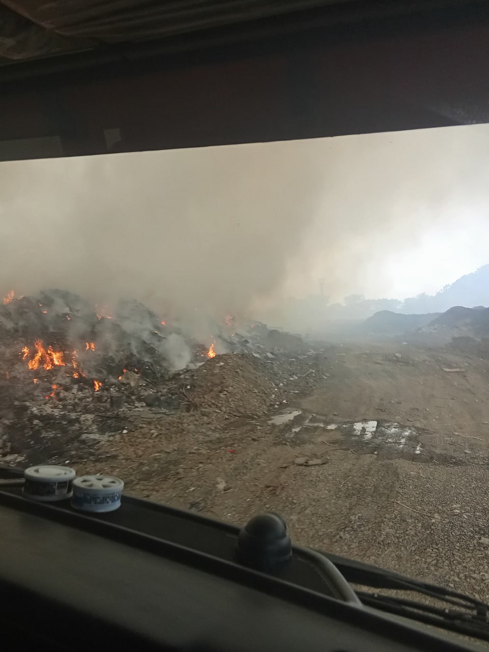 Пожар случился на полигоне ТКО в Находке 1 июня Сейчас очаг возгорания удалось локализовать. Присутствует задымление в районе Находкинского перевала. Сейчас идет его ликвидация. По версии специалистов, предварительно, инцидент произошел из-за завоза на полигон уже тлеющего мусора. Фото: NakhodkaMedia Прислать новость