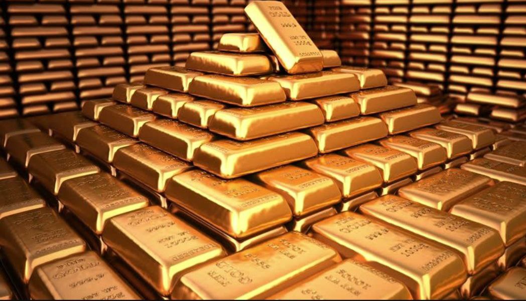 Резервы России в золоте достигли рекордных 249 млрд долларов  С начала года они увеличились на 27% — это самый высокий прирост за последние 10 лет.  Рост золота в международных резервах происходит по двум каналам: за счет физического наращивания  когда ЦБ покупает металл и добавляет его к резервам  и из-за увеличения рыночной цены.  За шесть месяцев этого года драгметалл как защитный актив прибавил около 24%, его цена достигла 3330 долларов за унцию.