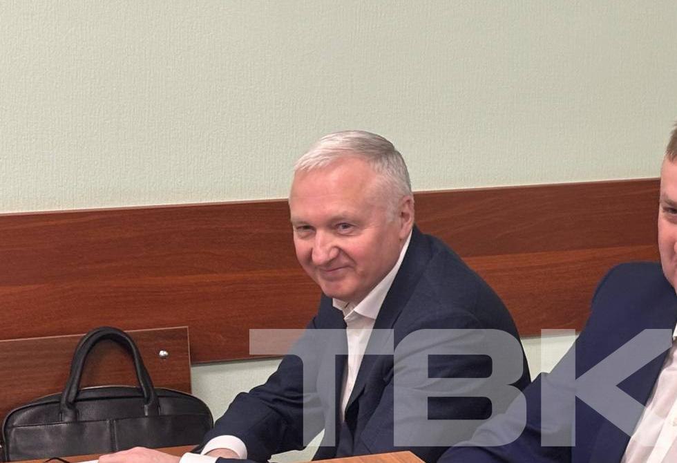 Рассмотрение апелляций Лапшина и Мандрова началось в Красноярске  Об этом сообщили в прокуратуре. Ранее подсудимые не согласились с приговором и обратились в вышестоящий суд с жалобами.  «В своих апелляционных жалобах они указали на несоответствие выводов суда фактическим обстоятельствам. Адвокаты настаивают на отмене приговора либо возвращении дела прокурору для исправления  нарушений, препятствующих  вынесению справедливого приговора», – объяснили в прокуратуре.   Свои представления суду также внес и прокурор. Судебная коллегия Красноярского краевого суда сегодня огласила доводы. Также адвокат Юрия Лапшина ходатайствовал о приобщении к делу новых документов и допросе специалиста по вопросу состояния здоровья бывшего председателя правительства.  Ходатайство рассмотрят 22 августа 2025 года. Также на заседании выступят стороны дела.  Напомним, в начале марта Юрия Лапшина приговорили к 3,5 годам колонии по делу о метро. По этому же делу вынесли приговор бывшему руководителю краевого транспортного управления Константину Мандрову – 10 лет колонии строгого режима и штраф в размере 5 млн рублей за взятку.  Фото: архив ТВК  ТВК