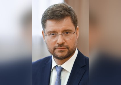 Зампредседателя правительства Красноярского края Алексей Медведев идет на повышение глава региона Михаил Котюков назначил его и о премьера в ближайшее время кандидатуру нового главы правительства внесут на рассмотрение депутатов Должность стала вакантной после избрания Сергея Верещагина мэром Красноярска Пресс служба красноярского правительства 24 декабря сообщила что губернатор Михаил Котюков назначил врио краевого премьер министра Алексея Медведева который до этого момента работал зампредом красноярского кабмина На ближайшей сессии краевого Заксобрания депутатам предстоит полноценно утвердить Медведева в качестве главы правительства Подробнее по ссылке