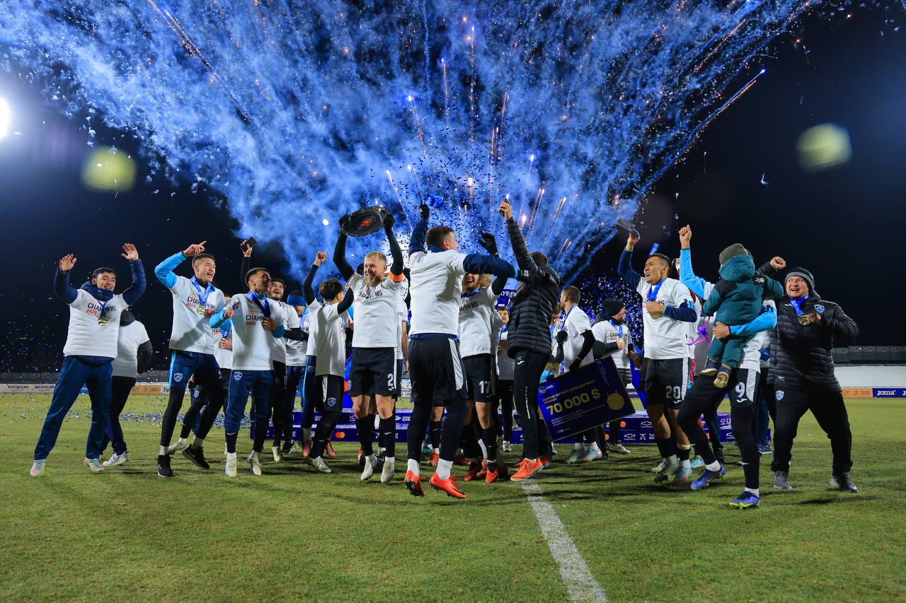 Новичок Кыргызской премьер лиги иссык кульский Барс стал чемпионом Кыргызстана по футболу Клуб набрал 61 очко Напомним команда была основана всего лишь в прошлом году В её составе действующие и бывшие игроки сборной Кыргызстана Валерий Кичин Мирлан Мурзаев Кайрат Жыргалбек уулу Фархат Мусабеков Бекжан Сагынбаев Айзар Акматов Саид Дациев и др За первое место чемпион получил 70 тыс Второе место занял Мурас Юнайтед из Джалал Абадской области набравший 60 очков и получивший 50 тыс призовых Третье место досталось Абдыш Ате из Канта Команда из Чуйской области завершила сезон с 54 очками За бронзу ей полагается 30 тыс призовых Sputnik Kyrgyzstan