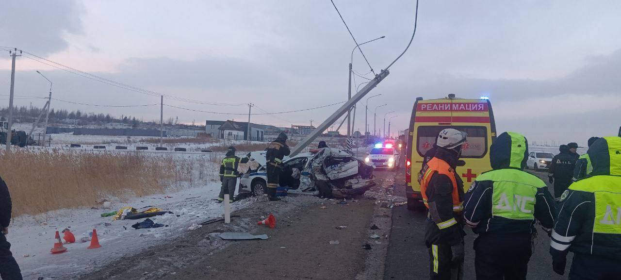 Водитель погиб в ДТП с участием внедорожника и автомобиля ДПС под Читой   Один человек погиб в ДТП с участием фуры, внедорожника, автомобиля ДПС в районе посёлка Ивановка под Читой. Он был за рулём Range Rover.    Напомним, по предварительным данным, полицейские преследователи внедорожник без номеров. В какой-то момент тот на огромной скорости врезался в автомобиль ДПС, который стол на обочине, и «отлетел» в фуру.   По данным «Забайкалпожспаса» тело погибшего водителя Range Rover оказалось зажатым в салоне. Для его деблокировки применялся гидравлический инструмент. Обстоятельства аварии устанавливаются.    Фото: тг-канал департамента ГО и ПБ Забайкалья.  ChitaMedia Забайкальский край