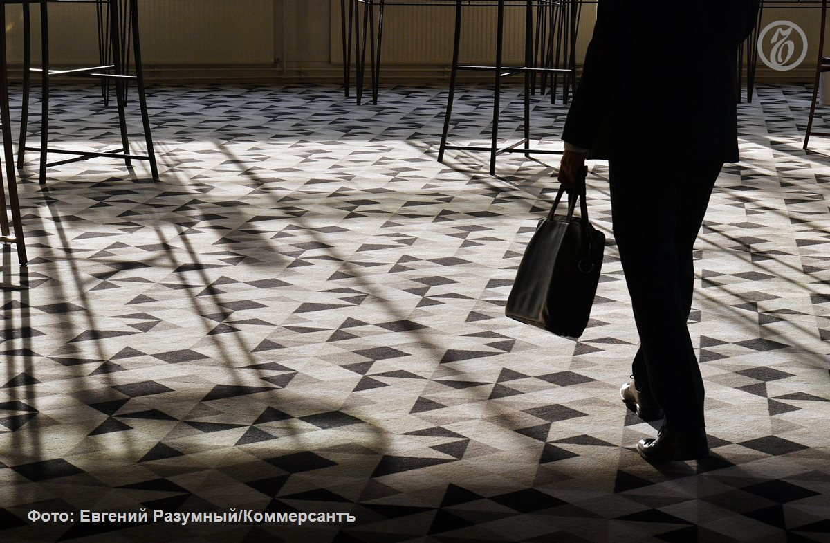 В начале года международные инвесторы вложили в фонды денежного рынка максимальный за шесть лет объем средств Чистый приток в защитные активы за неделю составил почти 150 млрд Интерес к этим инструментам вырос из за геополитической неопределенности в связи с захватом президента Венесуэлы а также обещаний Дональда Трампа нанести удар по Ирану и взять под контроль Гренландию В таких условиях в числе наиболее уязвимых оказались фонды американских акций из которых инвесторы вывели 19 млрд Ъузнал