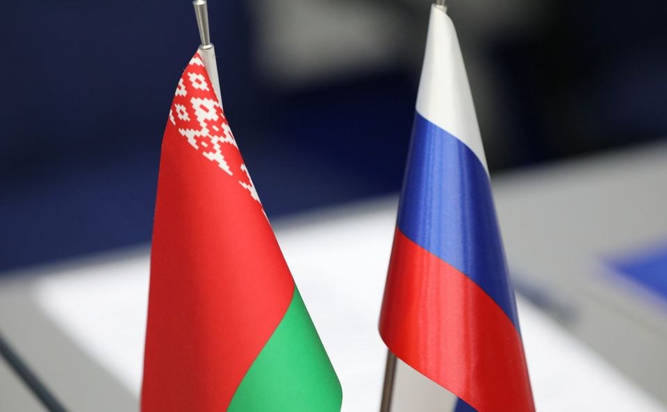 Бюджет Союзного государства 9 декабря в Москве состоится заседание 69 й сессии Парламентского собрания Союза Беларуси и России Депутаты рассмотрят проект декрета Высшего государственного совета о бюджете Союзного государства на 2026 год а также обсудят изменения в бюджете на 2025 год В повестке также план график работы и международная деятельность собрания на следующий год В заседании примут участие руководители министерств и ведомств двух стран представители Постоянного комитета Союзного государства и наблюдатели Разговоры на кухне