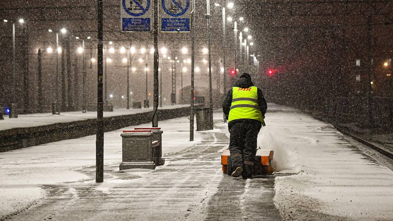 За спокойные и радостные новогодние дни в Москве отвечали специалисты городских служб — они обеспечили штатную работу всех систем жизнеобеспечения.   С 29 декабря по 8 января круглосуточно дежурили больше 1,4 тысячи аварийных бригад. Под контролем была работа всех ТЭЦ, котельных, газовых сетей и электрических центров питания. Для обеспечения бесперебойного электроснабжения были подготовлены дизель-генераторы.   Особенно следили за уборкой улиц, дворов и других городских территорий.  Ставь   всем, кто работал ради нас