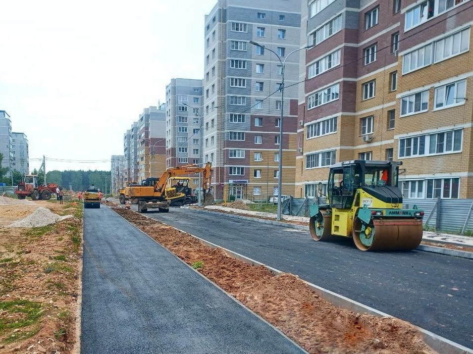 На Маршала Устинова в Коврове продолжается строительство новой дороги Специалисты ДСУ-3 на прошлой неделе заасфальтировали половину проезжей части и тротуаров, уложили асфальт на 10 съездах к жилым домам. До этого были прочищены ливневки, смонтированы очистные сооружения рядом с улицей Еловой, проложено 430 метров новой канализации и установлено 9 дождеприёмных колодцев, подключены светофоры и опоры освещения. В ближайшее время продолжатся работы по завершению асфальтирования, монтажу 720 метров перильного ограждения, благоустройству территории, установке дорожных знаков и нанесению разметки, включая 4 пешеходных перехода. Важная дорожная артерия в Коврове обеспечит не только удобный проезд автомобилистов, но и создаст безопасный маршрут для детей, идущих в школу или детский сад.