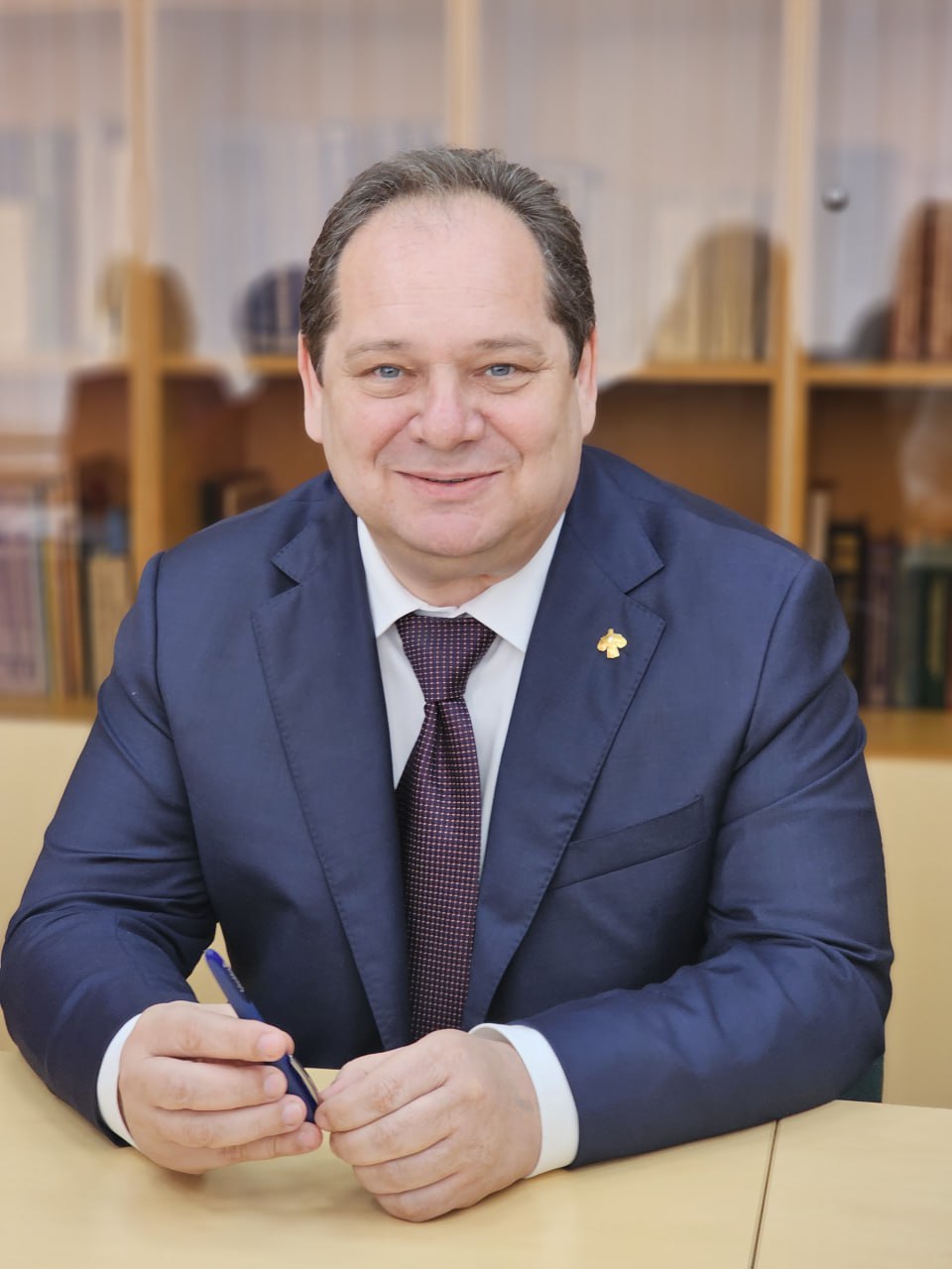 Глава республики Коми Ростислав Гольдштейн подал документы для регистрации кандидатом на грядущих выборах. Формальную процедуру Гольштейн смог превратить в способ артикуляции ценностей, приоритетов и подходов: вместе с подачей документов были представлены кандидаты в Совет Федерации. Иван Глух - зав отделением реанимации и интенсивной терапии, врач анестезиолог-реаниматолог Республиканской инфекционной больницы; Владимир Джабаров - государственный деятель, начинавший в органах безопасности, а теперь отстаивающий позиции России в мире; Елена Лифенко - ведущий эксперт "Росдетцентра", занимающийся поддержкой семей участников СВО. Это не просто имена в списке, а сильные фигуры, со мнением которых привыкли считаться. Представив эти кандидатуры в Совет Федерации, Гольдштейн уже который раз продемонстрировал системный, взвешенный, ориентированный на результат подход к отстройке управленческой вертикали.