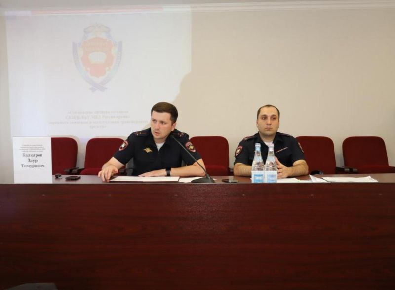 Преподаватели и слушатели Северо-Кавказского института повышения квалификации сотрудников МВД России стали участниками краш-курса   В Северо-Кавказском институте повышения квалификации  филиал  Краснодарского университета МВД России состоялся краш-курс по ПДД. Занятия для преподавательского состава и слушателей факультета профессиональной подготовки провел старший государственный инспектор Управления Госавтоинспекции МВД по Кабардино-Балкарской Республике старший лейтенант полиции Заур Балкаров.  ↪ В рамках встречи сотрудник Управления Госавтоинспекции рассказал о состоянии дорожного транспортного травматизма в регионе, довел информацию об основных видах происшествий, причинах их возникновения и тяжести последствий.   Полицейский разъяснил особенности законодательства при повторном совершении административного правонарушения и наступлении уголовной ответственности за совершение ДТП, в случае причинения вреда здоровью или гибели участников дорожного движения.  «За рулем необходимо всегда помнить, что, вы, управляя источником повышенной опасности, будь то личный или служебный автотранспорт, несете ответственность не только за себя, но и за жизнь и здоровье других участников дорожного движения, а также влияете на формирование мнения общественности о ведомстве в целом», - добавил З. Балкаров.  Продолжилось мероприятие просмотром специального видеофильма, созданного сотрудниками Управления Госавтоинспекции МВД по Кабардино-Балкарской Республике, в основу которого легли кадры дорожно-транспортных происшествий, случившихся на территории республики.   По завершении мероприятия слушатели факультета признались, что испытали эмоциональное потрясение, многое переосмыслив, и, по-новому взглянув на проблему дорожно-транспортного травматизма. Организаторы встречи пожелали участникам мероприятия безопасных дорог и спокойной службы.  #МВДРоссии #МВДпоКБР #УГИБДД #ПДД
