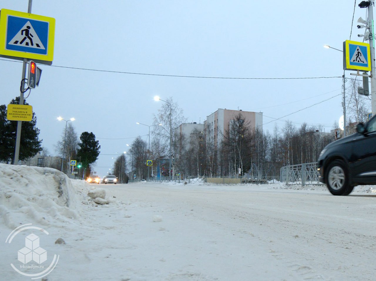 Специалисты департамента городского хозяйства вместе с общественниками проверили как в Надыме содержат зимой дороги В ходе проверки выявлены участки со снежным накатом Подрядчику дадут предписание убрать нарушения и проконтролируют выполнение При этом самые опасные участки перекрестки и зебры уже обработаны противогололедными материалами снег вывозят вовремя Скользкость проверяют визуально и фиксируют на фото Такие рейды проходят раз в месяц а в остальное время дороги проверяют каждый день  Водителей призывают соблюдать осторожность в связи с сложными погодными условиями ТРКНАДЫМ Поддержать нас бустом Читать нас в MAX