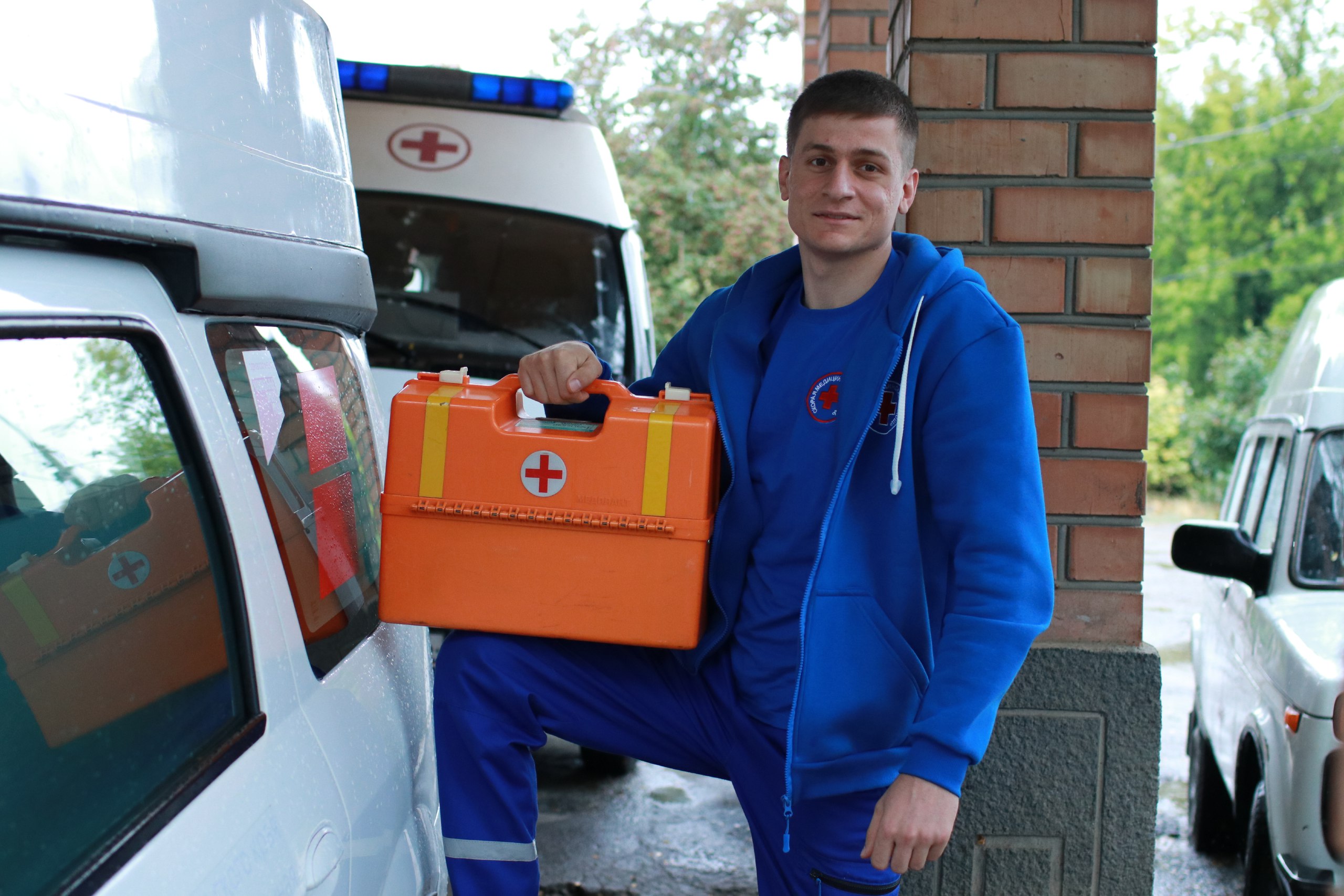 Минздрав Ставропольского края продолжает работу по привлечению кадров Так новый сотрудник появился в отделении скорой помощи Благодарненской районной больницы В отделение скорой помощи пришел работать фельдшер Рафат Джалилов Медиком стал по примеру дедушки который был терапевтом а также своей сестры которая тоже работает фельдшером скорой помощи В целом за год в больницу трудоустроилось восемь специалистов среднего звена в том числе медсестры и медбратья сообщил главный врач Благодарненской районной больницы Роман Алексеев Сегодня кадровая обеспеченность среднего звена в больнице составляет 97 а первичного 96 Это позволило рационально распределить силы снизить нагрузку на каждого работника Во многом решить проблему кадров стало возможным за счет дополнительных выплат медработникам в малых городах и селах