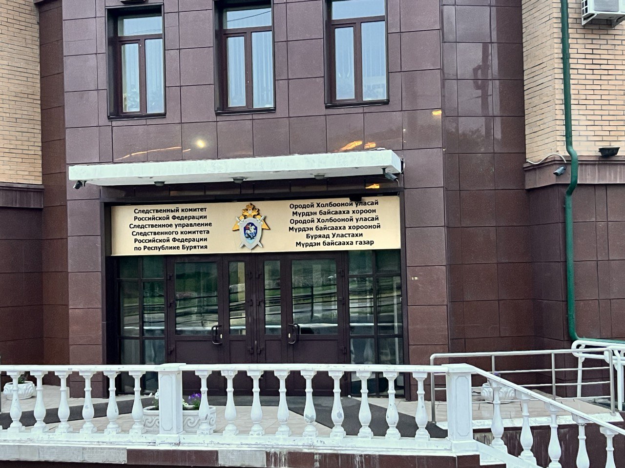 Дело о выпавшем из окна улан-удэнце рассмотрят с новой стороны  Глава Следственного комитета России А.И. Бастрыкин дал поручение по уголовному делу о смерти мужчины в г. Улан-Удэ. Мать погибшего разместила видеообращение в интернете, выразив несогласие с ходом установления обстоятельств смерти ее сына.  В январе молодой человек выпал из окна многоквартирного дома и скончался на месте происшествия. Женщина высказала предположение о причастности к произошедшему знакомого, с которым у погибшего был конфликт, отметив также затяжной характер расследования уголовного дела. #Бурятия  Подробнее в Номер один       Сообщить нам свою новость можно по кнопке:       Письмо в редакцию