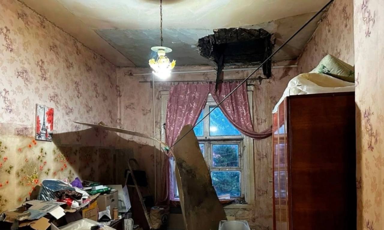 В квартире многодетной семьи обрушился потолок: ЧП случилось в Златоусте Жительница дома на улице Северной обратилась в "Народный фронт" с тревожным сообщением о том, что в квартире, где она живет с тремя детьми, образовался "портал в небо". Этот случай не единственный: дом в Златоусте находится в ветхом состоянии, и подобные аварии могут повториться. В Златоусте насчитывается около 150 аварийных домов, которые уже много лет ждут расселения. Жители этих зданий испытывают страх за свою жизнь и здоровье. Люди жалуются на высокие счета и бездействие УК: ремонтные работы и уборка остаются лишь на уровне обещаний. Народный фронт, представляющий интересы граждан, требует от администрации Златоуста действий, направленных на защиту людей и организацию их переселения в безопасные условия. В ответ на сложившуюся ситуацию, активисты обратились в прокуратуру с просьбой о вмешательстве. Они хотят, чтобы надзорные органы побудили чиновников принять срочные меры. ФОТО: Народный фронт Вести Южный Урал Челябинск